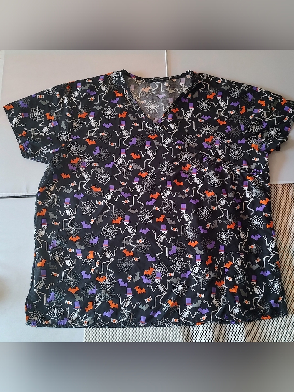 Cassandra O Women's Size 2X Scrub Top Halloween Black/White/Purple Skeleton Bats